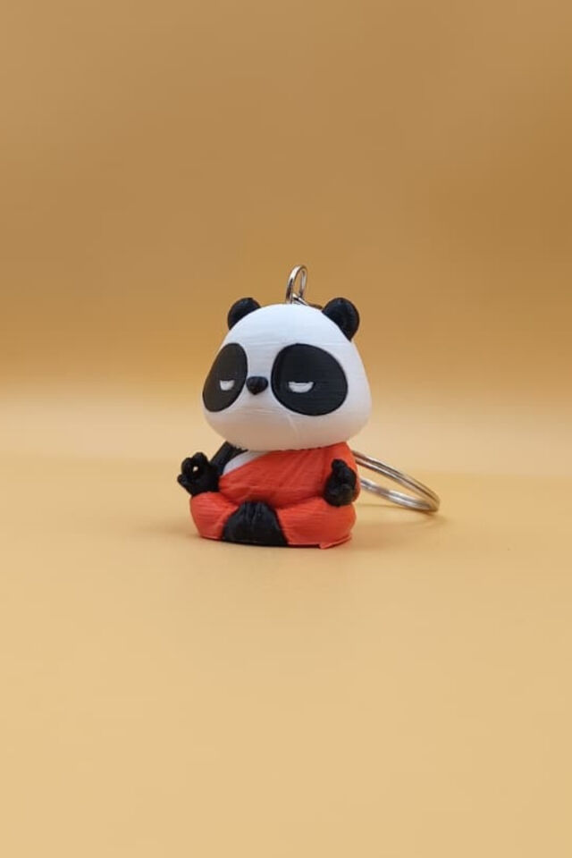 Meditasyon Yapan Panda Anahtarlık – Zen ve Sevimliliğin Buluşması!