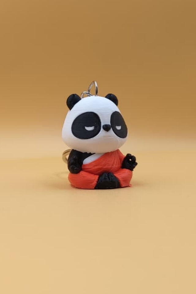 Meditasyon Yapan Panda Anahtarlık – Zen ve Sevimliliğin Buluşması!