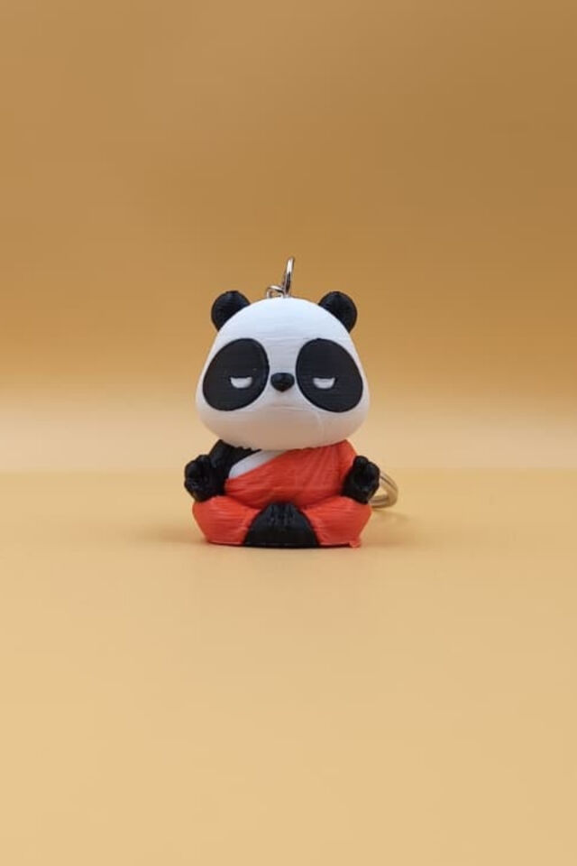 Meditasyon Yapan Panda Anahtarlık – Zen ve Sevimliliğin Buluşması!