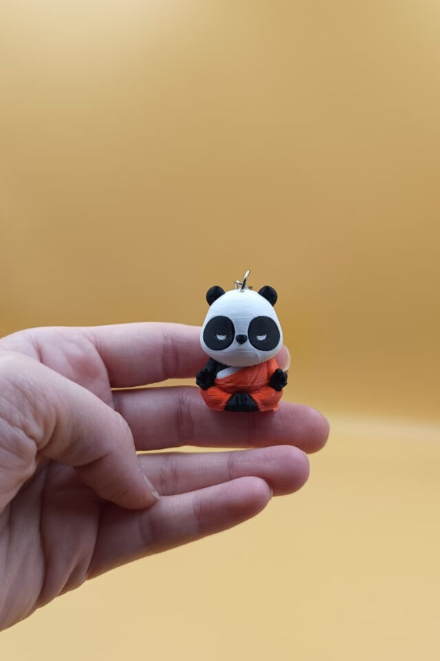 Meditasyon Yapan Panda Anahtarlık – Zen ve Sevimliliğin Buluşması!