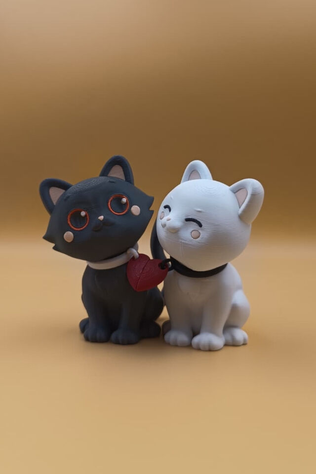 Aşkın En Tatlı Hali – Çift Kedi Figürlü Biblo Masa Süsü Gri ve Beyaz