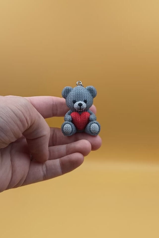 Örgü Desenli Kalpli Şirin Ayıcık Anahtarlık (Plastik)-  Çanta Süsü Charm