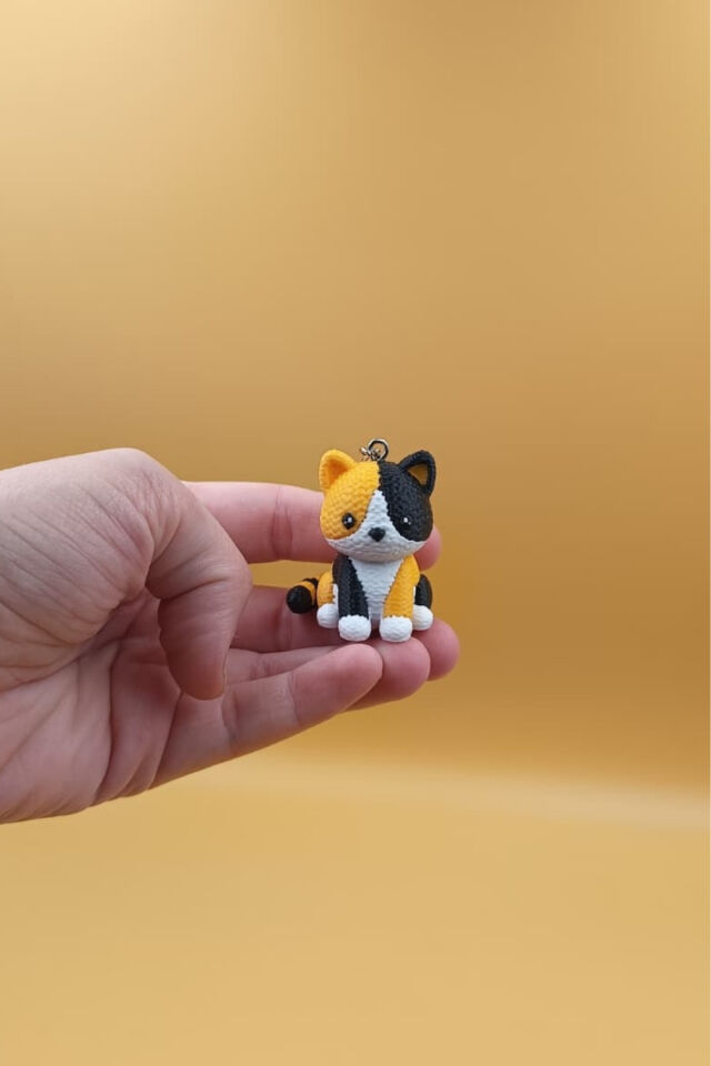 Örgü Desenli Şirin Calico Kedi Anahtarlık (Plastik)-  Çanta Süsü Charm