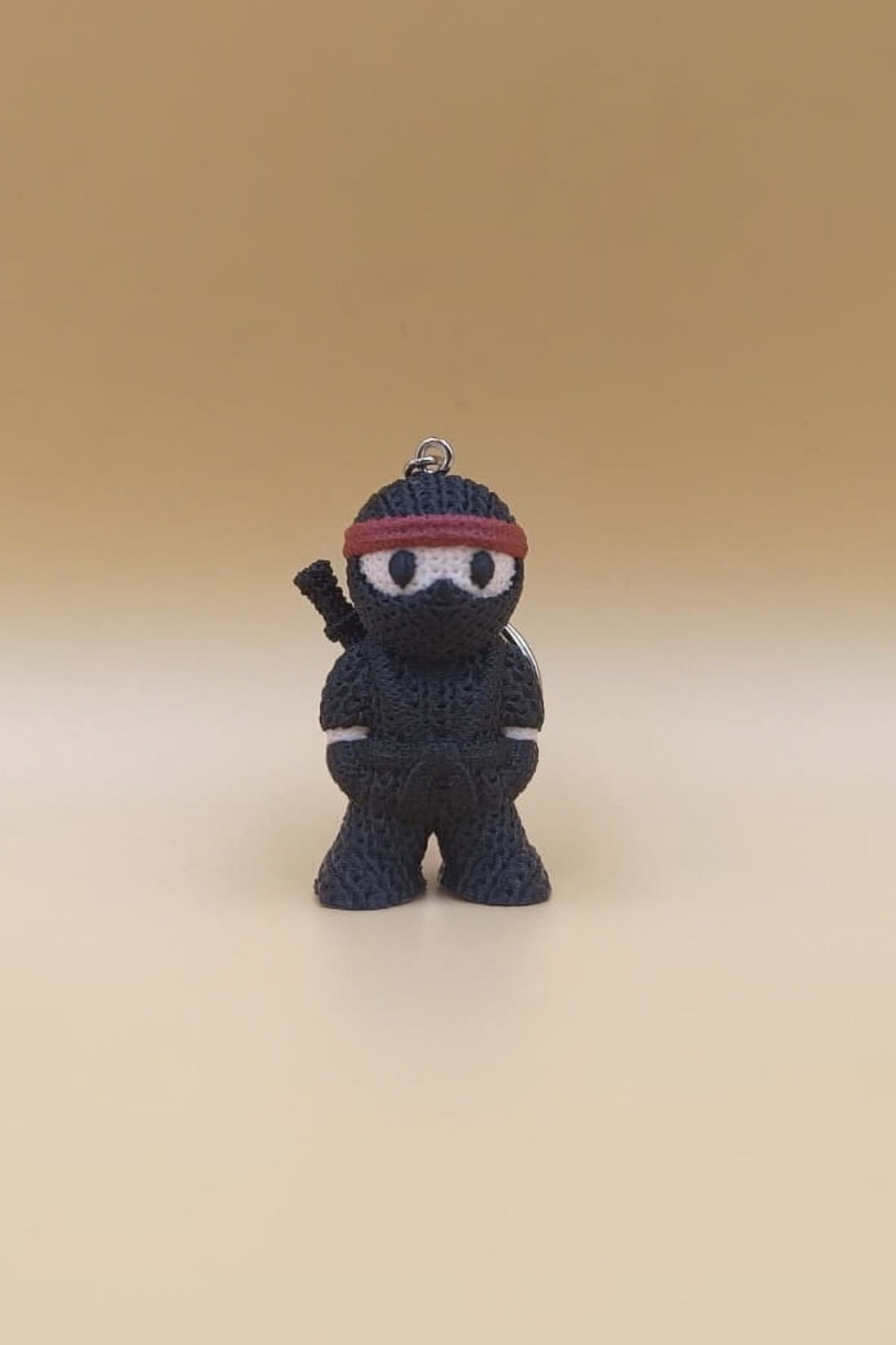 Örgü Desenli Kırmızı Bandanalı Siyah Ninja Figürlü Anahtarlık (Plastik)-  Çanta Süsü Charm